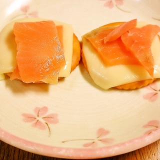 スモークサーモンとチーズのおつまみクラッカー